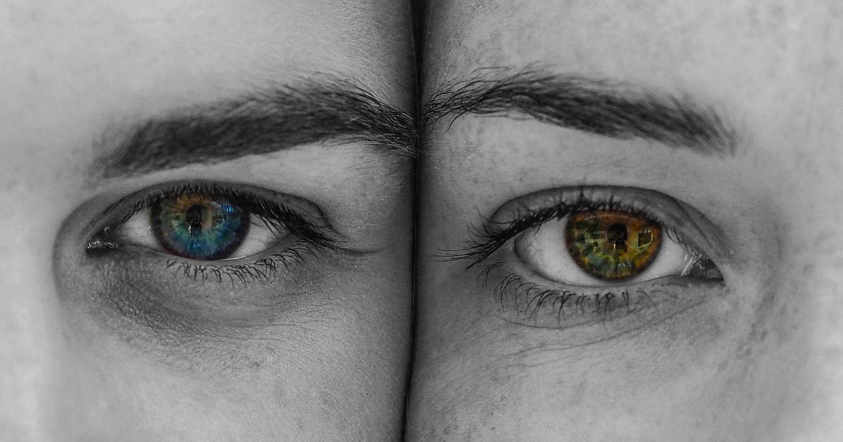 Ausschnitt: ein gr&uuml;nes und ein blaues Auge als Symbol f&uuml;r das Gendern in der Medizin