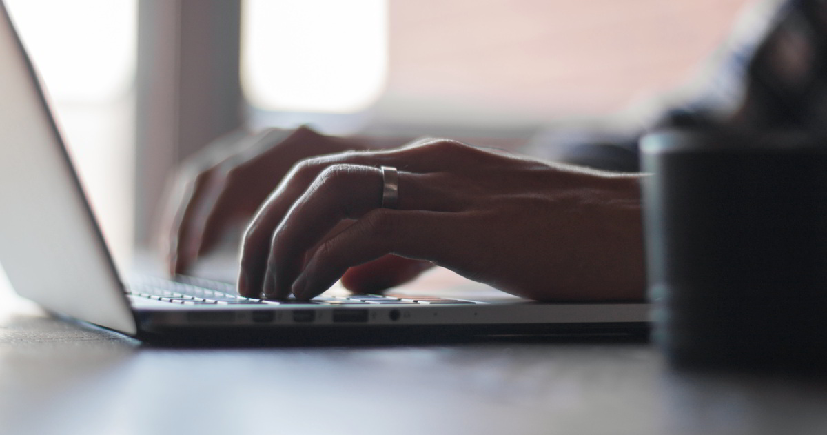 Frauenh&auml;nde schreiben an einem Laptop