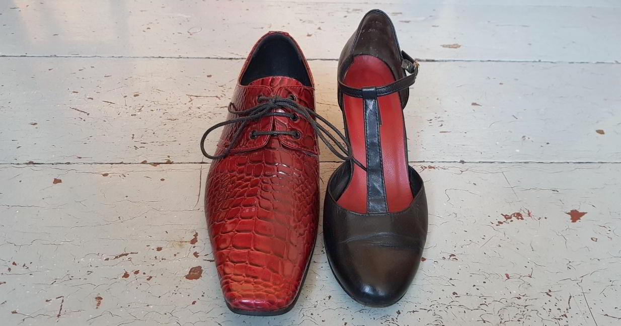 rot und schwarz Schuhe Ein roter Herrenschuh und ein schwarzer Damenschuh stehen nebeneinander