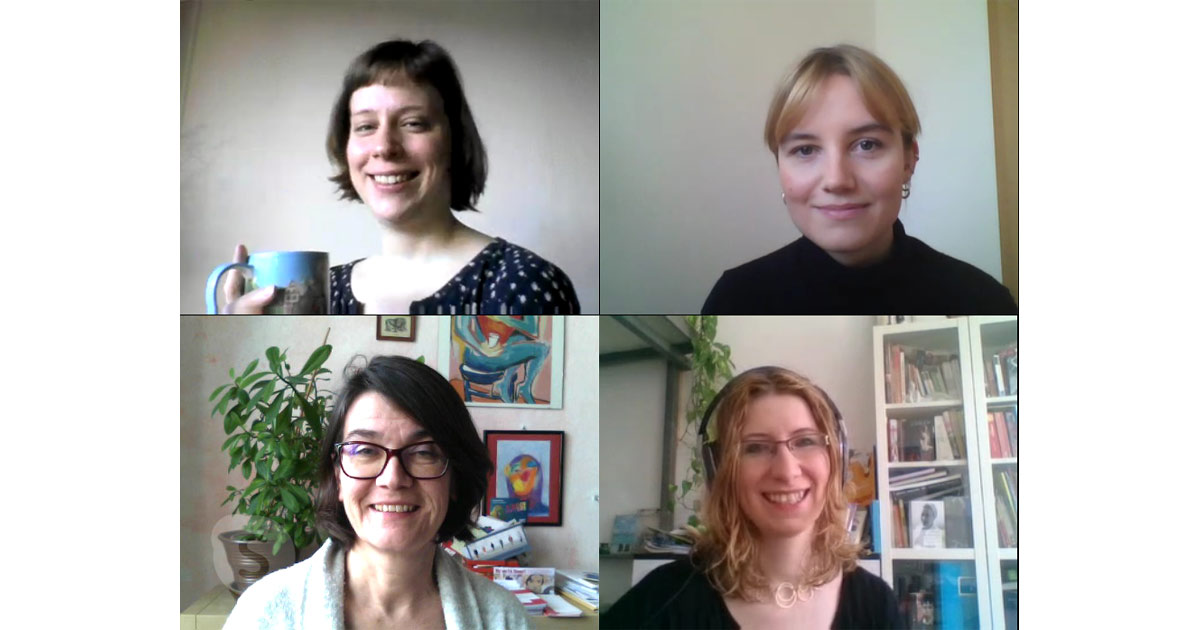 Team-Genderleicht Portraitaufnahme vier Frauen beim Skypen