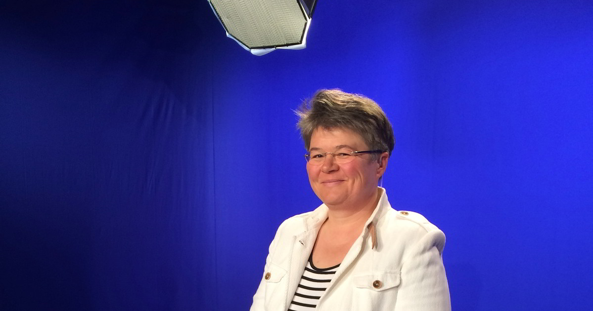 Portrait Friederike Sittler vor einer blauen Wand