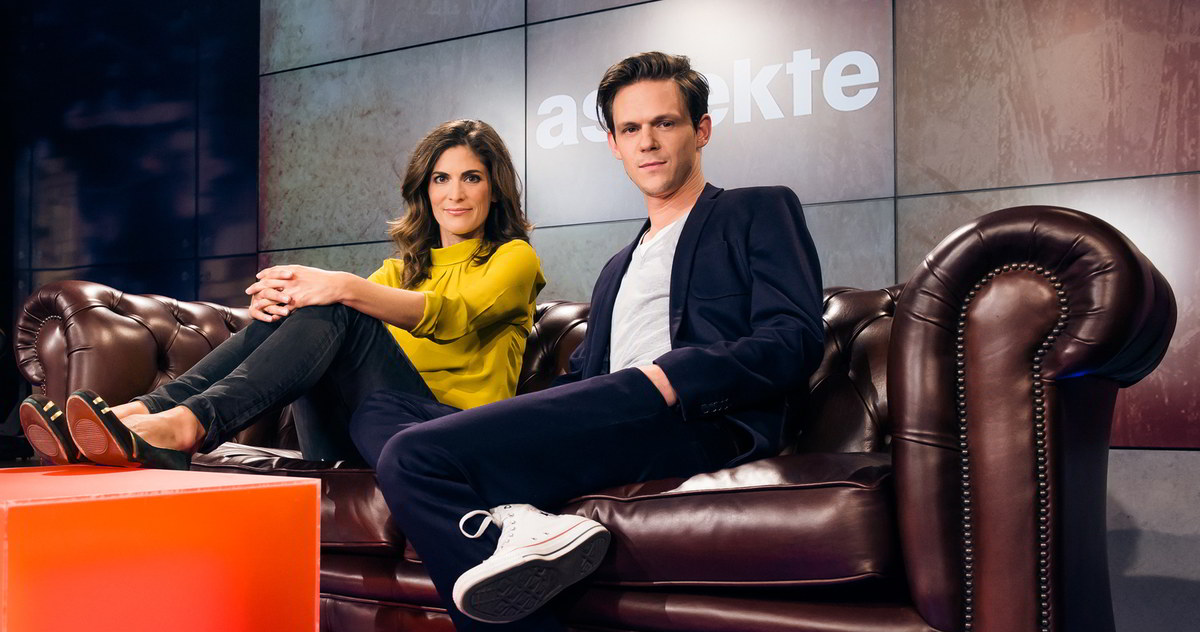 Katty Sali&eacute; und Jo Sch&uuml;ck sitzen im Fernsehstudio auf dem Sofa der ZDF-aspekte-Sendung / Foto: Svea Pietschmann, ZDF