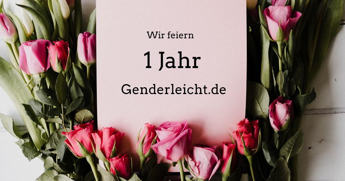 1 Jahr Genderleicht Text "Wir feiern 1 Jahr Genderleicht.de" umgeben von liegenden rosaroten Rosen