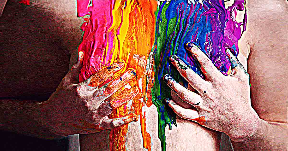 trans-kunst Hände verdecken eine Brust, die mit Fingerfarbe in den Tönen des Regenbogens beschmiert ist